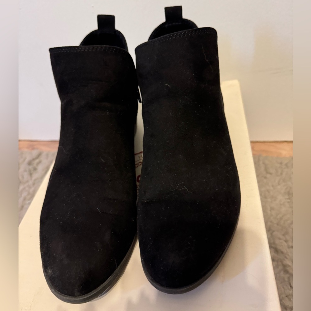 Khols brand SO black bootie.